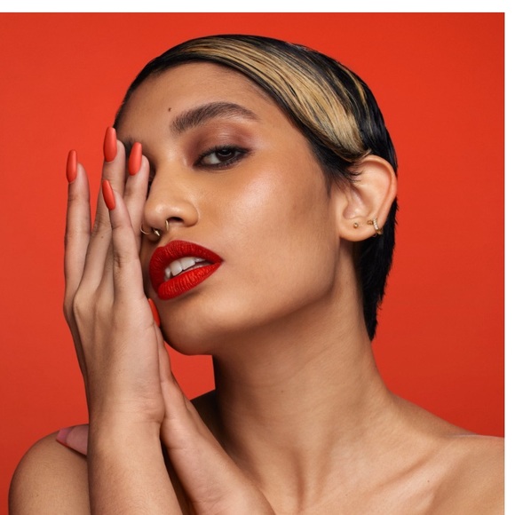 Liquid Matte Ultra-Comfort Transfer-Proof Lipstick in Slaytina - Picture 5 of 7